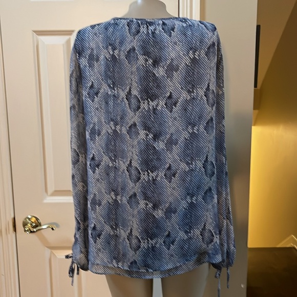 White House Black Market Blue reptile/metallic thread print Blouse, size 12 - Picture 8 of 11